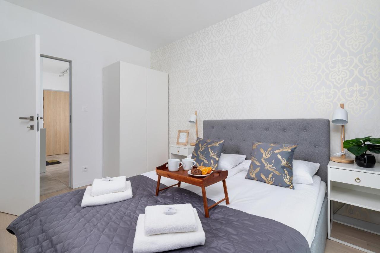 Apartment With Balcony & Parking Mogilska By Renters Prestige Krakau Buitenkant foto